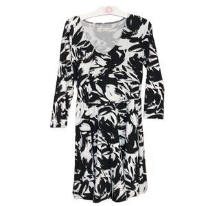 •ABERCROMBIE&FITCH•NWOT BLACK & WHITE V-NECK FLORAL 3/4 SLEEVE DRESS SIZE MEDIUM